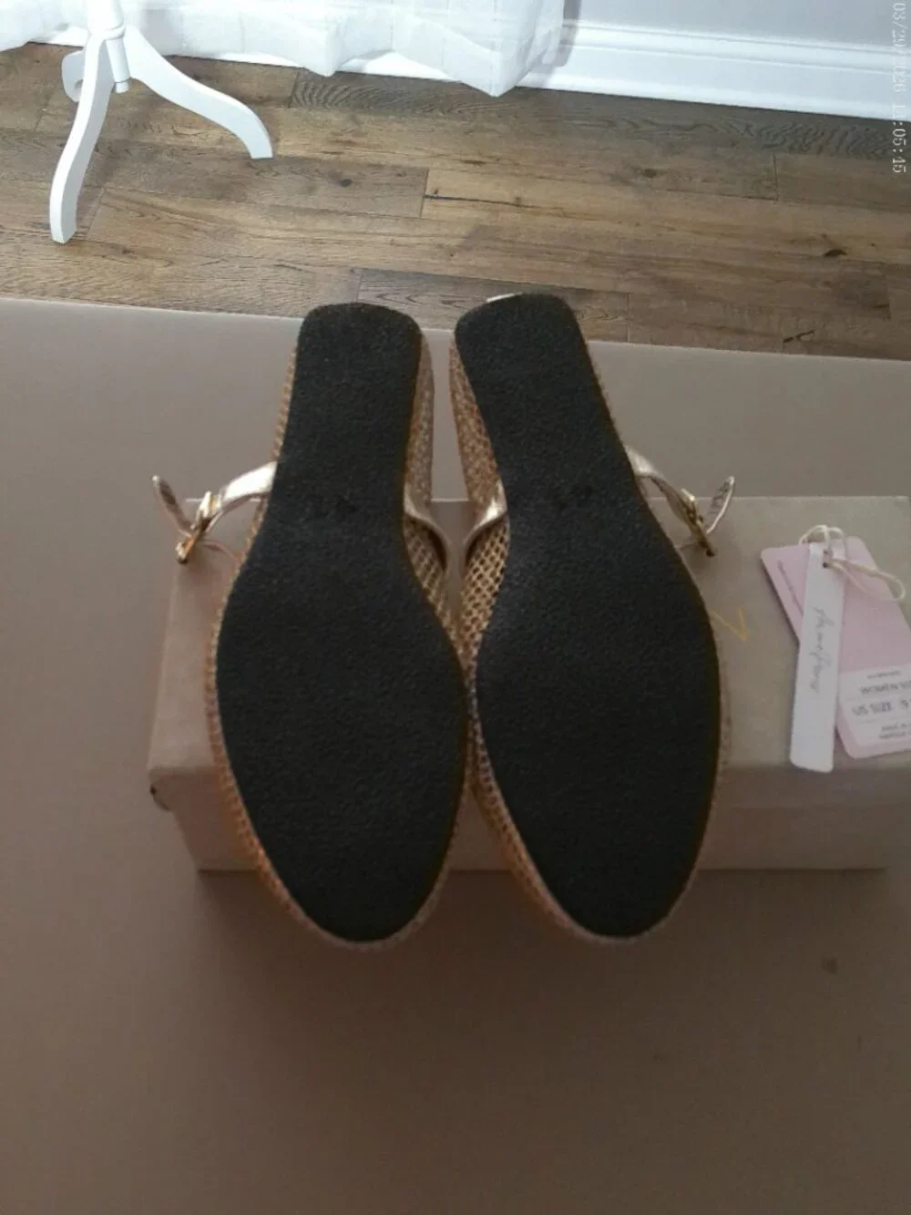 NWT Gold Shimmer Flat Open Weave Mary Jane Style Shoes 9.5 - Picture 5 of 6